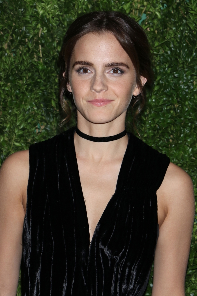 emma_watson_2016_nov_moma_film_benefit_tribute_to_tom_hanks_09.jpg