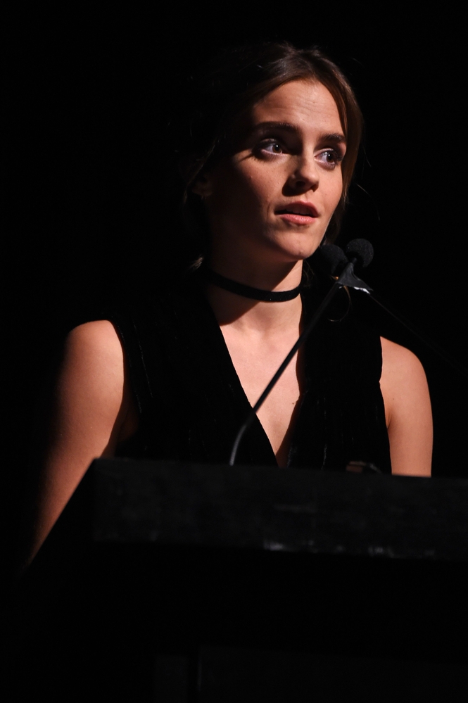emma_watson_2016_nov_moma_film_benefit_tribute_to_tom_hanks_20.jpg