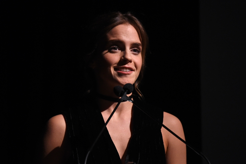 emma_watson_2016_nov_moma_film_benefit_tribute_to_tom_hanks_21.jpg