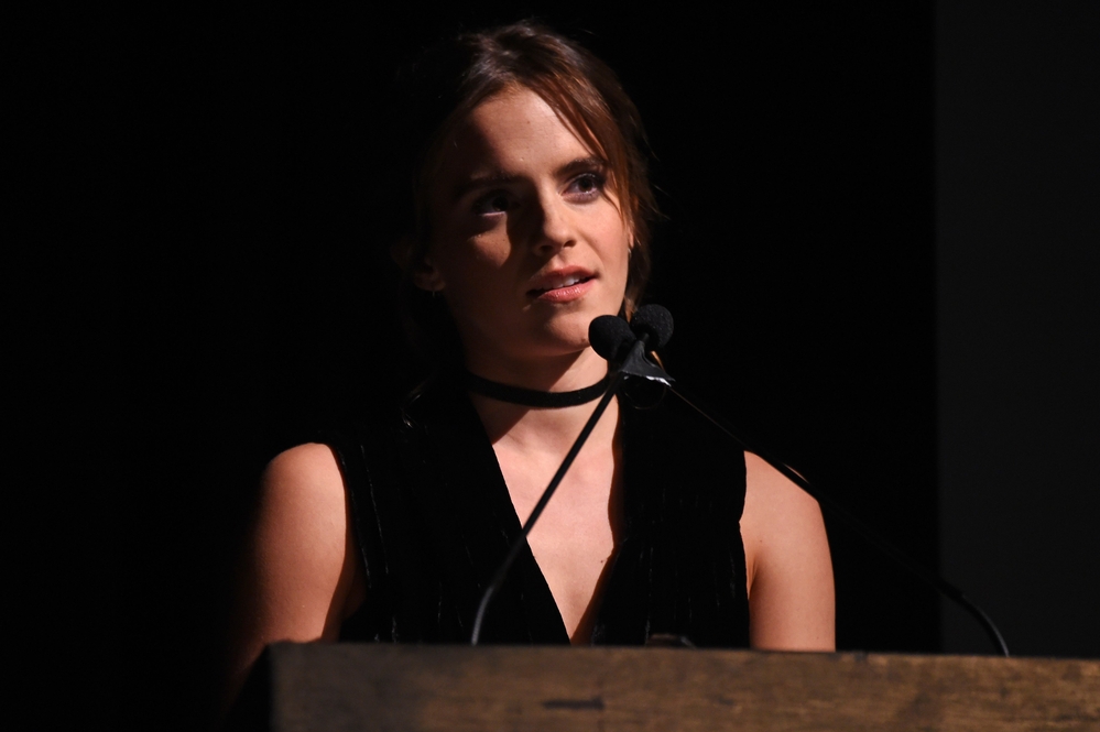 emma_watson_2016_nov_moma_film_benefit_tribute_to_tom_hanks_22.jpg