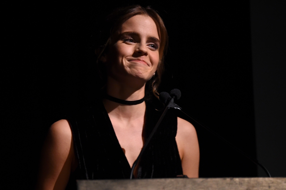 emma_watson_2016_nov_moma_film_benefit_tribute_to_tom_hanks_23.jpg