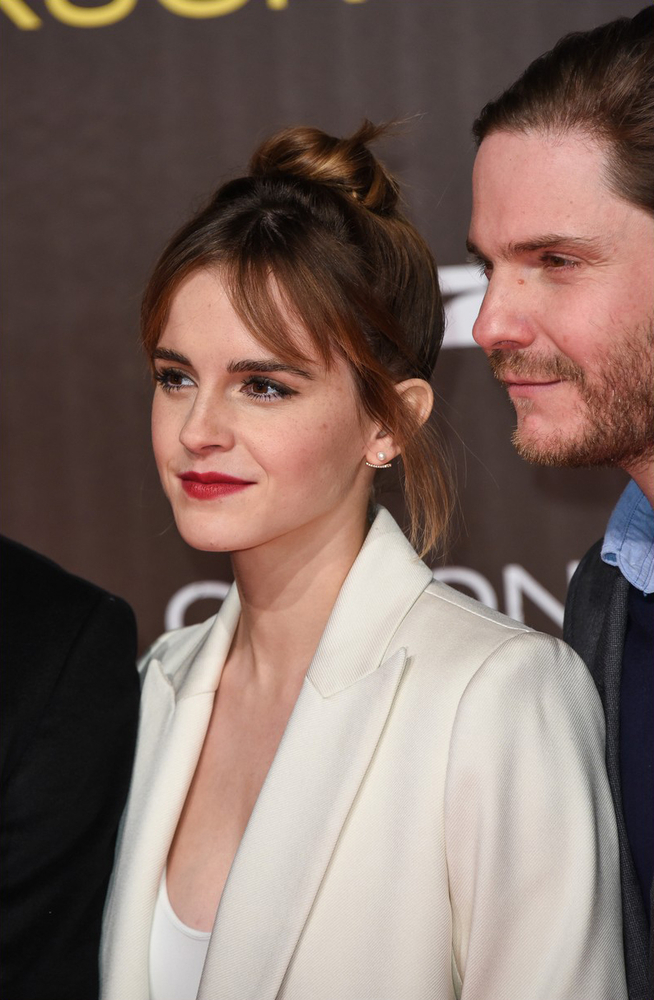 emma_watson_colonia_berlin_premiere_49.jpg