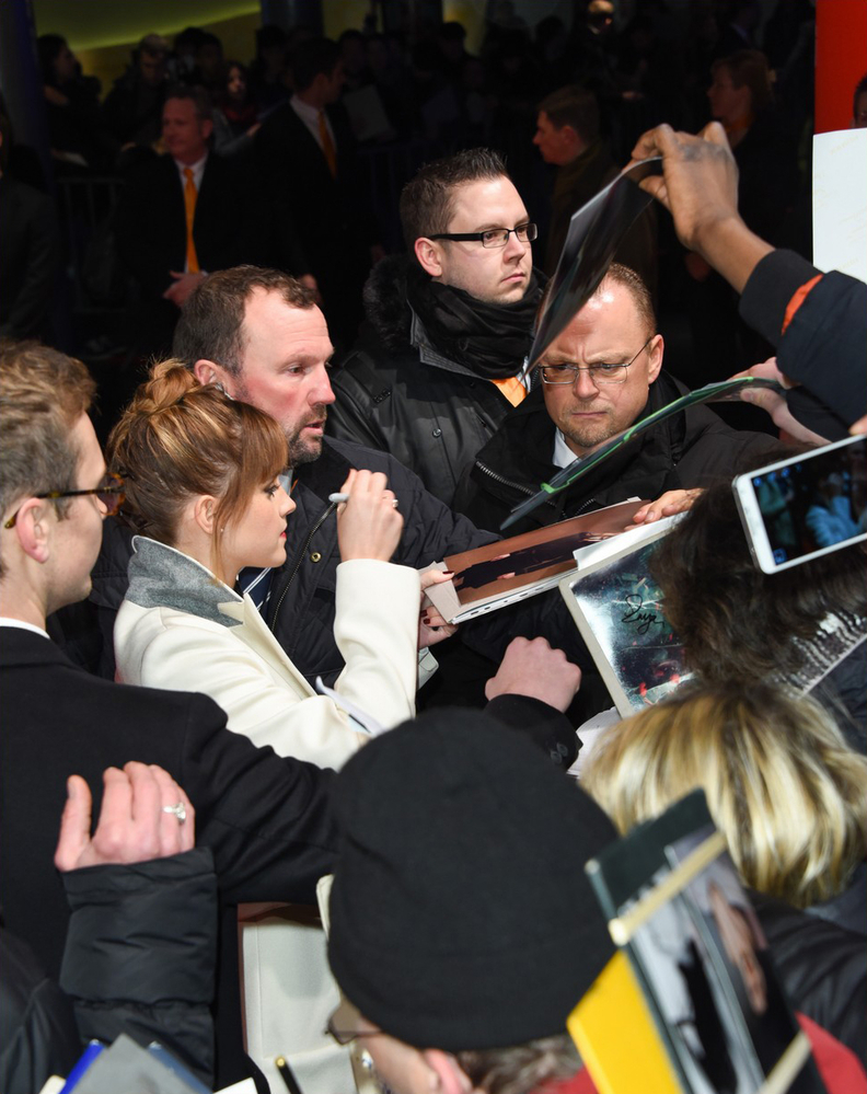 emma_watson_colonia_berlin_premiere_67.jpg
