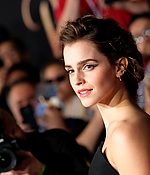 emma_watson_2017_mar_batb_la_premiere_550.jpg